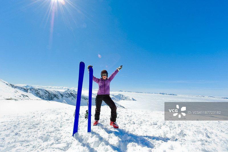 滑雪者与壮观的山景图片素材