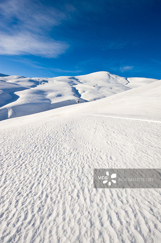 阳光下的高山景观图片素材