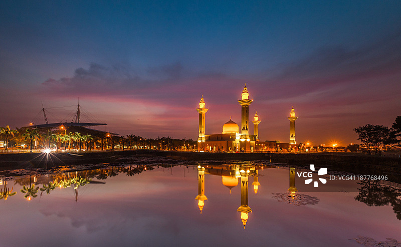 端姑惹玛清真寺：金色清真寺图片素材