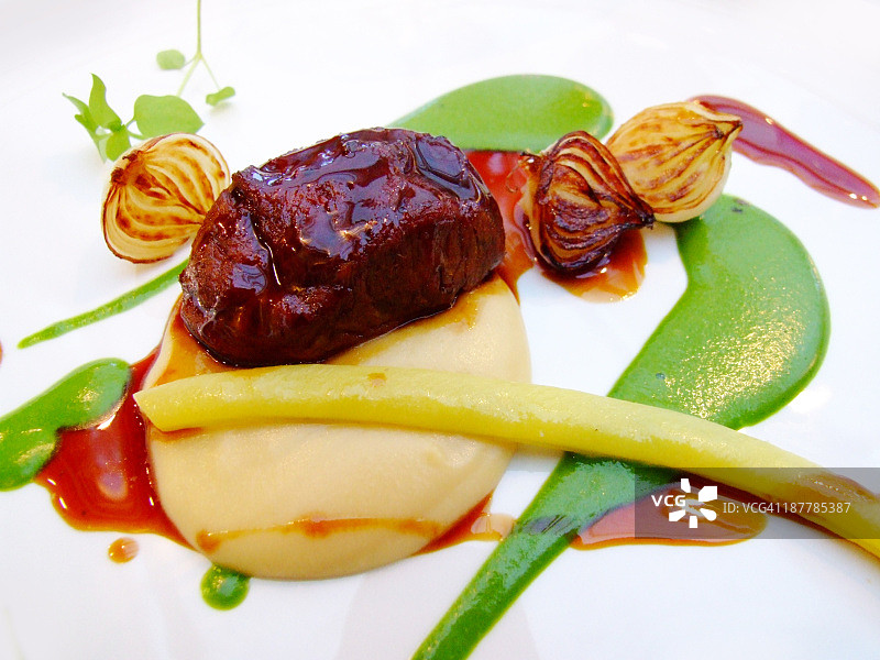 西尔菲尔德农场猪肉、甜白洋葱、欧芹图片素材