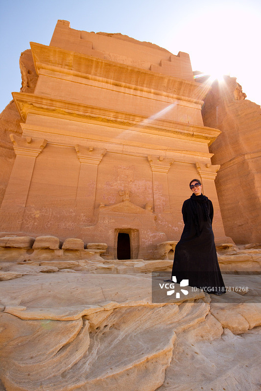 穿着阿巴亚长袍在玛甸·萨利赫的女人图片素材