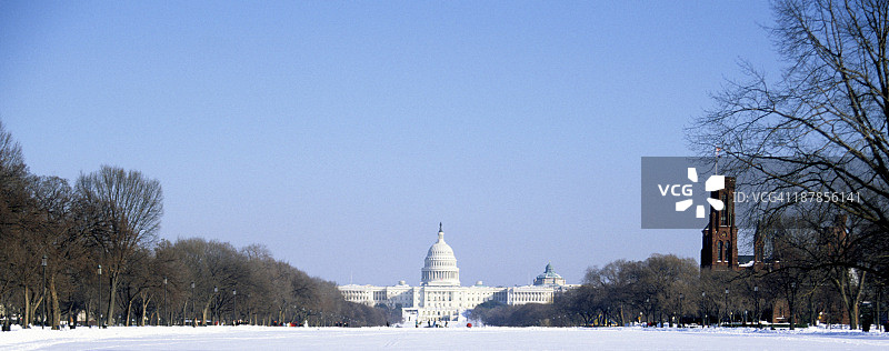 冬季雪中的美国国会大厦，华盛顿特区图片素材