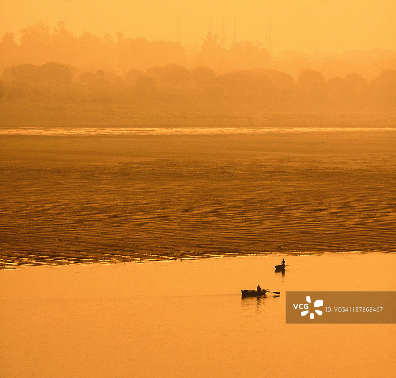 瓦拉纳西黎明时分的恒河图片素材
