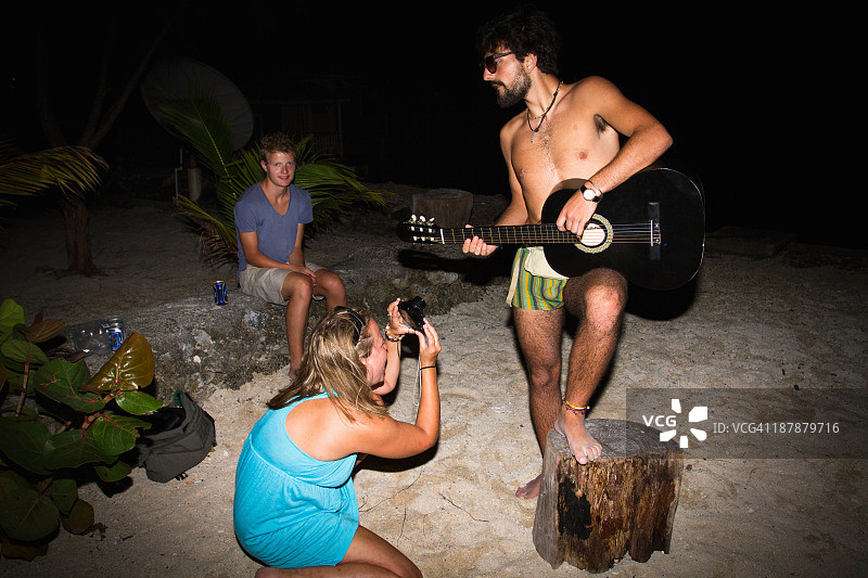 一个穿着内衣演奏音乐的有趣男人图片素材