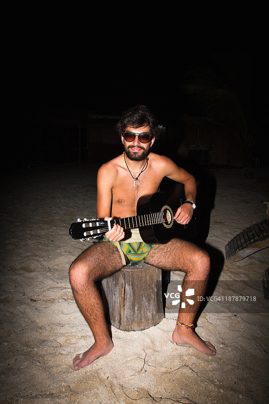 一个穿着内衣演奏音乐的有趣男人图片素材