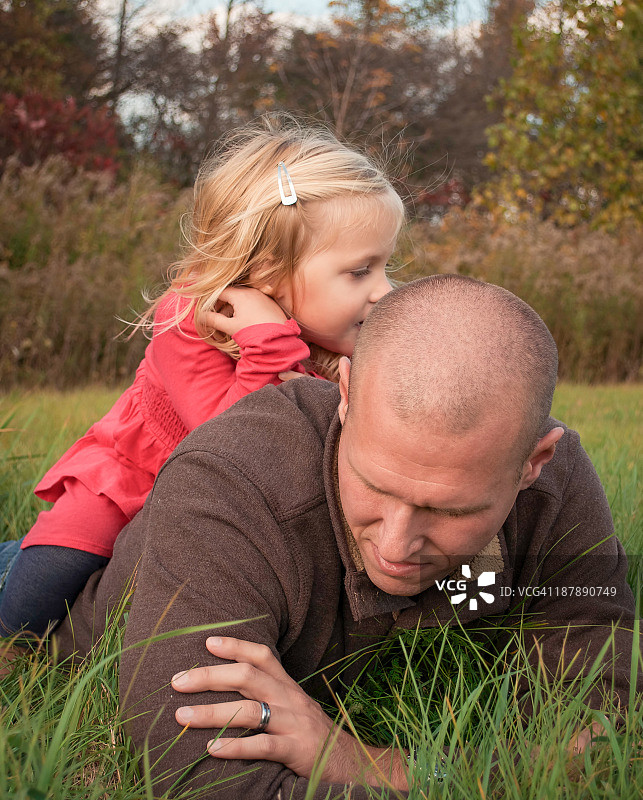 父女在户外草地上休息图片素材