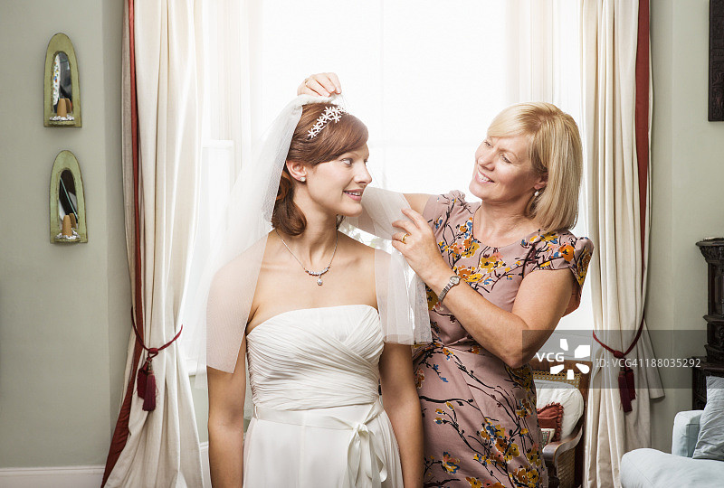 母亲为女儿戴头纱图片素材