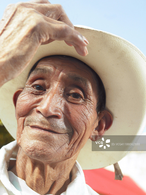 戴帽子的年长男人肖像图片素材