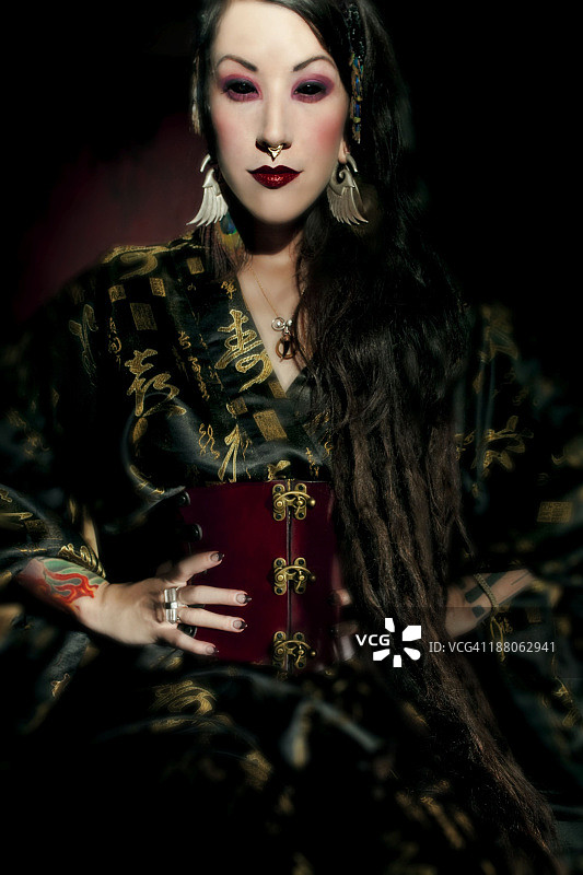 有穿孔和纹身的女人肖像图片素材