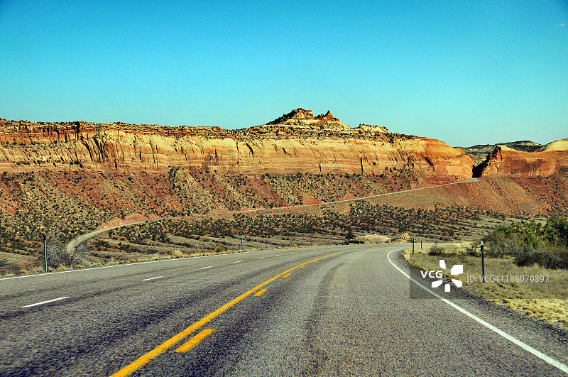 犹他州东南部的荒凉公路图片素材