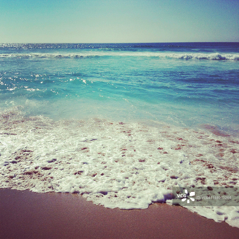 完美的一天：海浪拍打沙滩图片素材