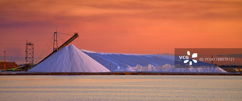 日落时的盐堆图片素材