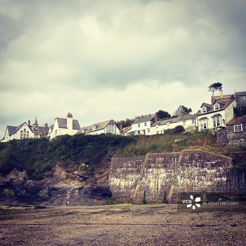 仰望海湾边的海滨村庄图片素材