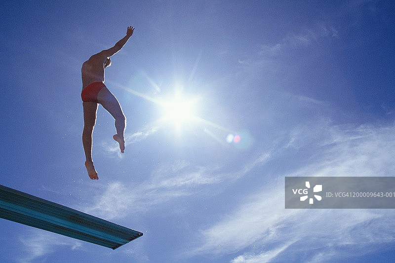 从跳水板跳下的男人（低角度）图片素材