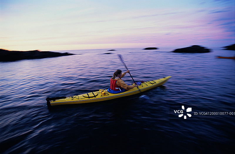 在港口的皮划艇运动员图片素材