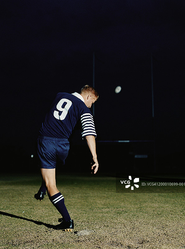 橄榄球运动员踢点球图片素材