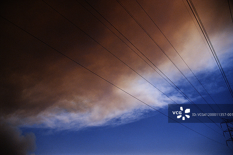 火灾产生的烟雾，前景为电力线图片素材