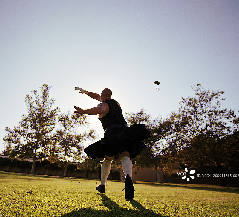 高地运动会：选手掷重物比赛（背影）图片素材