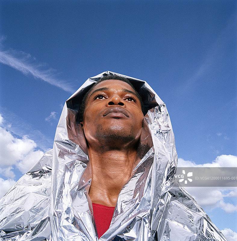 裹着锡箔毯的男人图片素材