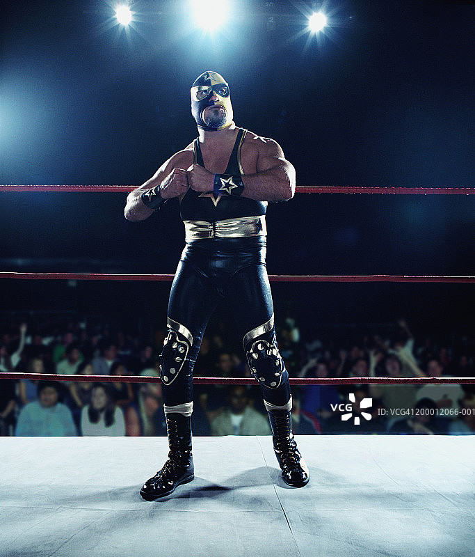 戴面具的摔跤手站在擂台上图片素材