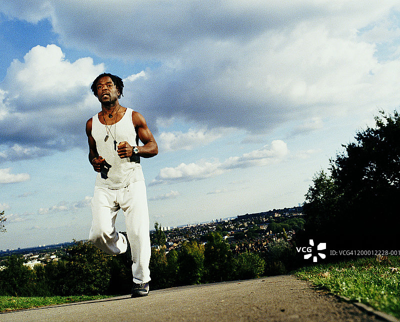 男人穿过公园慢跑图片素材