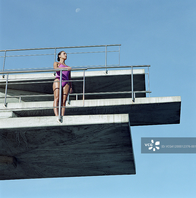 跳板上的女游泳运动员，低角度拍摄图片素材