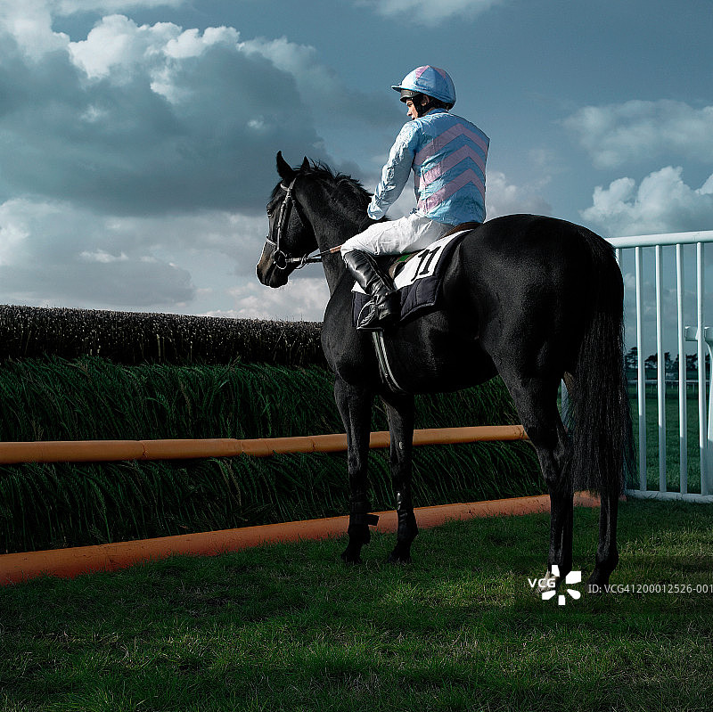 青少年骑师（15-17岁）在马背上准备跳跃图片素材