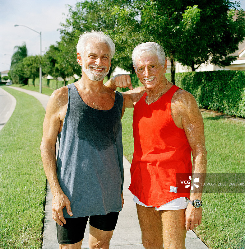 两位微笑的年长男性跑步者肖像图片素材