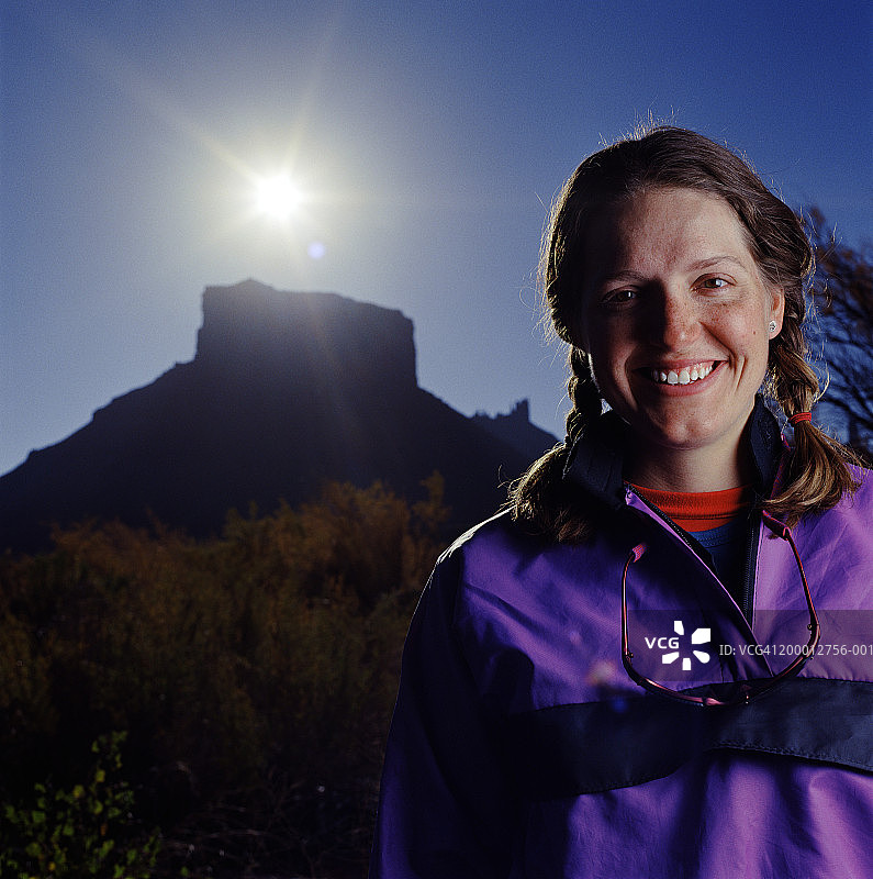 年轻女子微笑肖像，美国犹他州摩押图片素材