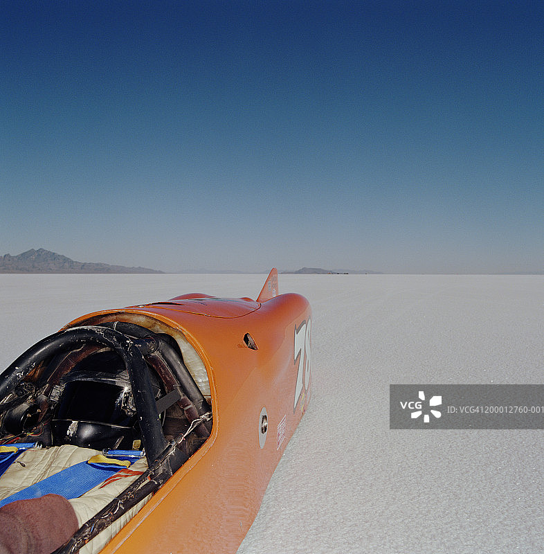 赛车手躺在流线型赛车中，高角度视图图片素材