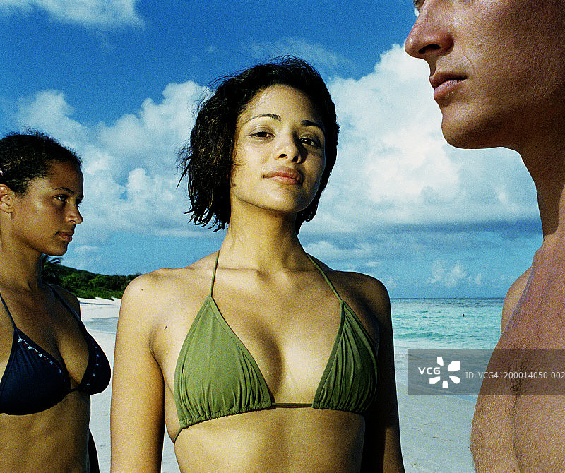 站在海滩上的两名女人和一名男人（特写）图片素材