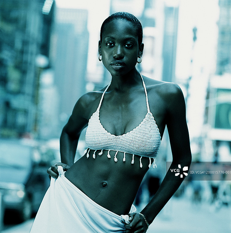 户外双手叉腰的女人肖像图片素材