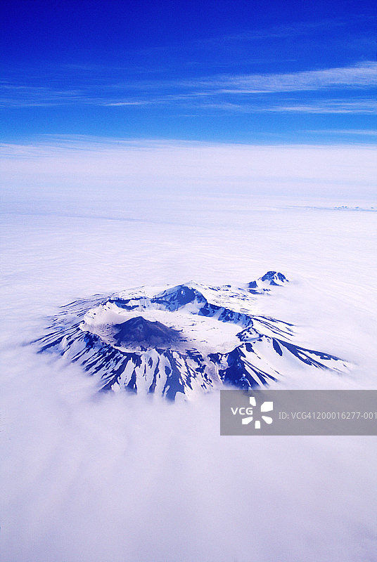 美国阿拉斯加州，乌尼马克岛上的希沙尔丁火山图片素材