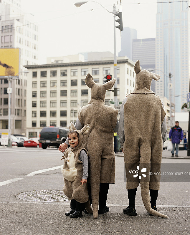 一家人穿着袋鼠服装，在美国西雅图市中心图片素材