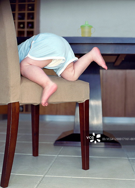 幼儿女童（21-24个月）爬椅子，后视图图片素材