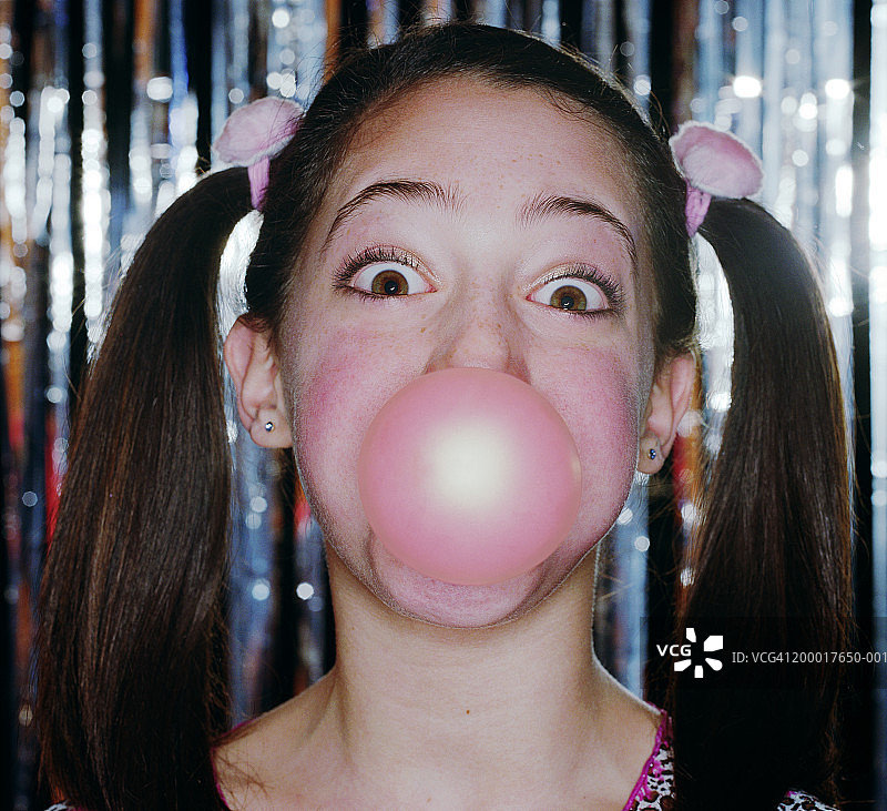 吹泡泡糖泡泡的女孩，特写，11-13岁图片素材