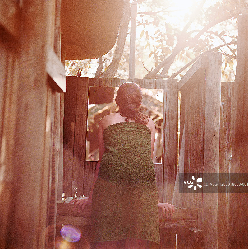 户外洗手池旁的少女（14-16岁），后视图图片素材