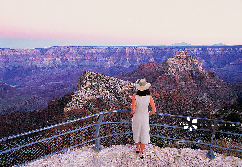 美国亚利桑那州，女子从皇家角观看大峡谷，后视图图片素材