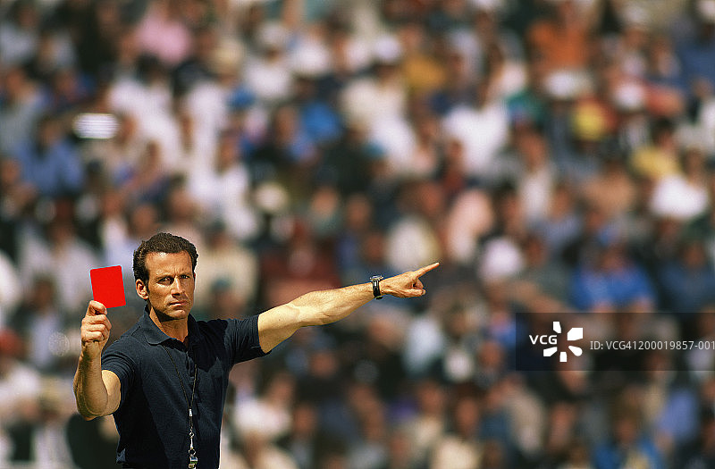 足球裁判出示红牌（数字合成）图片素材