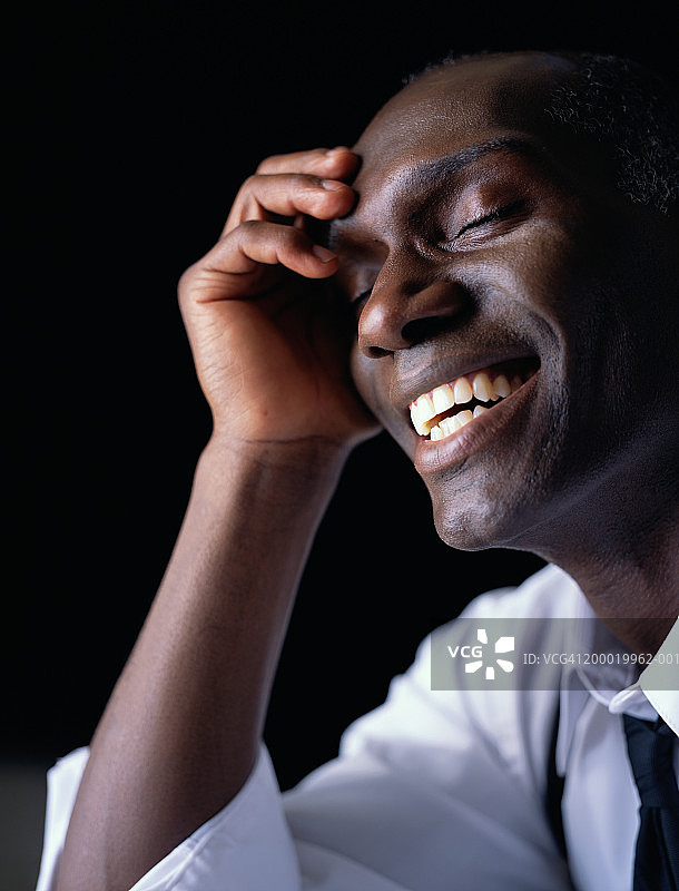 男人手扶额头，微笑特写图片素材