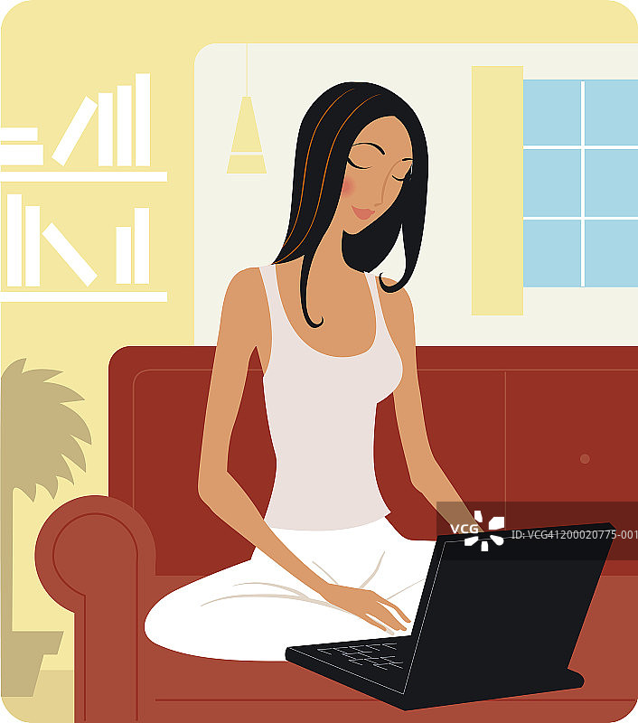 在客厅沙发上用笔记本电脑工作的年轻女人图片素材
