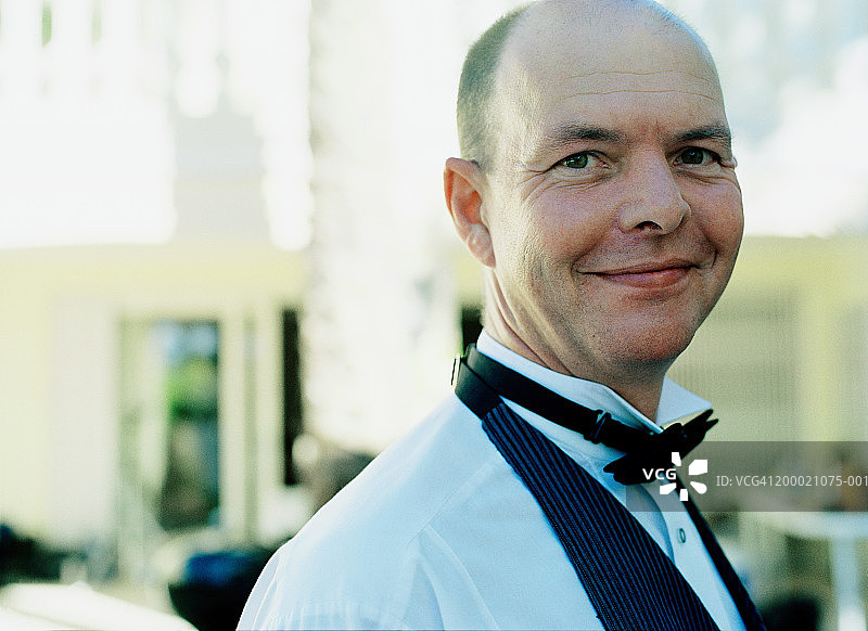 户外佩戴领结的男人肖像图片素材