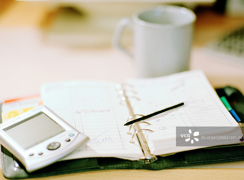 放置在个人管理器上的掌上电脑特写图片素材