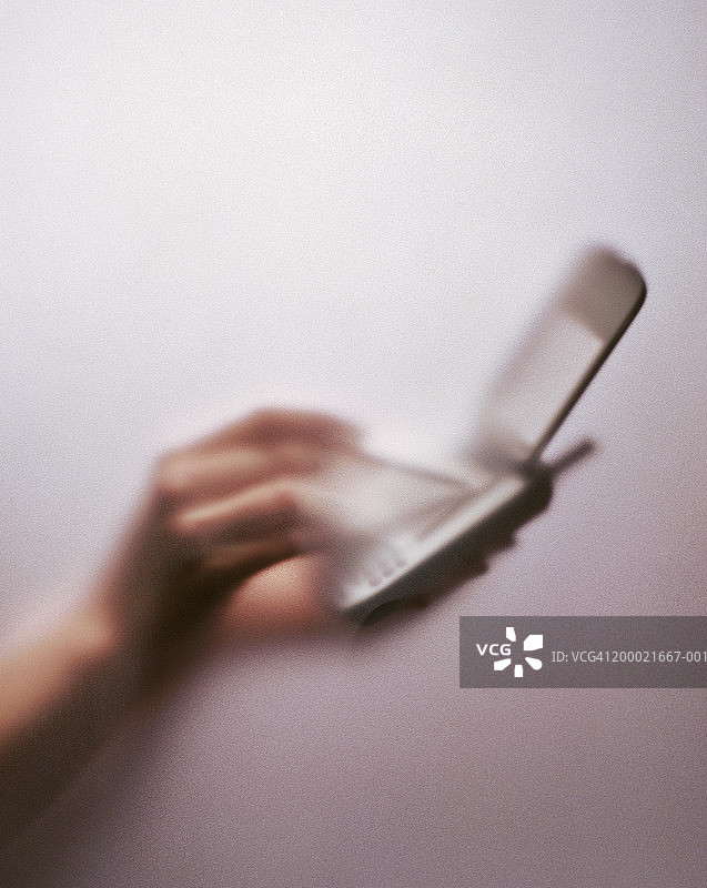 使用个人记事本的女人，手部特写（虚焦）图片素材