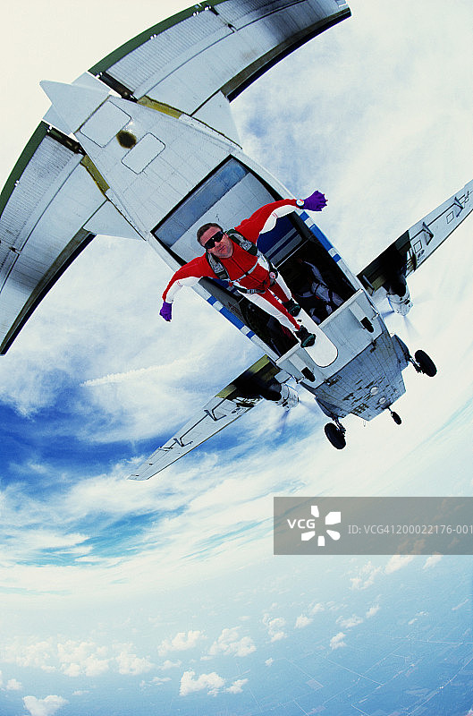 跳伞运动员跳出飞机，低角度拍摄图片素材
