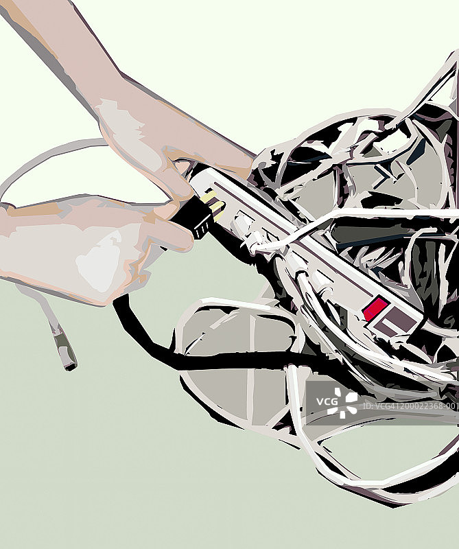 男人将电源线插入过载的电源板，手部特写图片素材