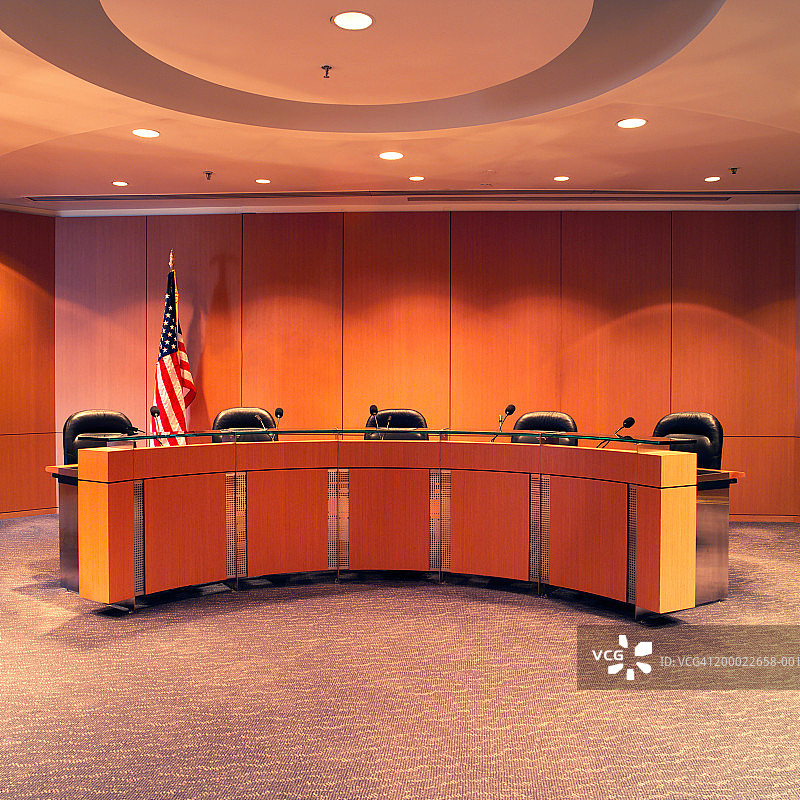 带有麦克风座位的会议室，背景是美国国旗图片素材