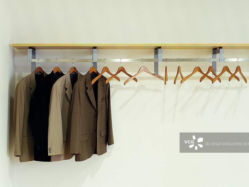 轨道上的四件西装外套和空衣架图片素材