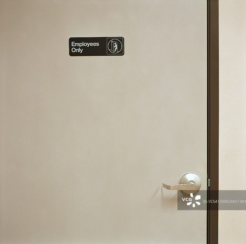 办公室门上的“员工专用”标志图片素材