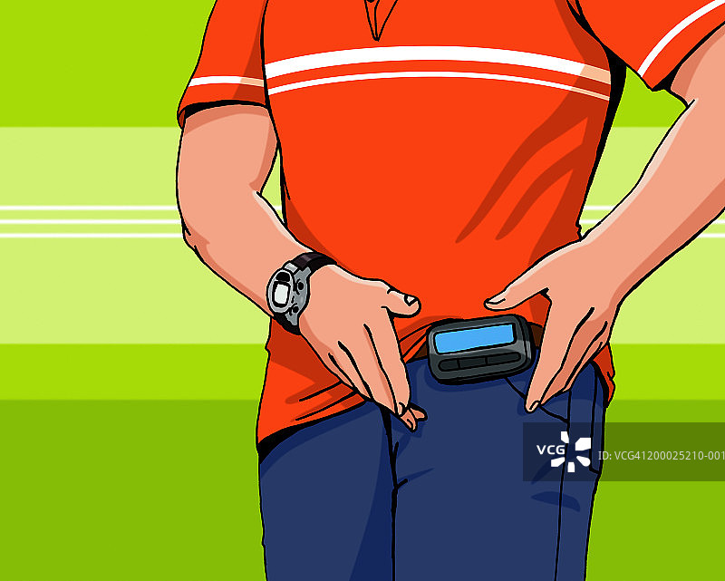 男子看着腰带上的寻呼机，中部截面图片素材